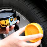 Bôi sáp phủ bóng lên lốp xe