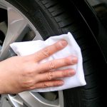 Lau lại sáp phủ bóng lốp xe
