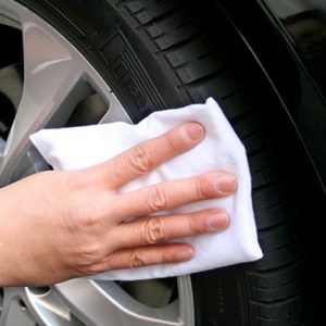 Lau lại sáp phủ bóng lốp xe