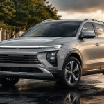 SUV gầm cao dẫn động AWD bám đường trên mặt nhựa ướt sau mưa