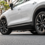 Khoảng sáng gầm xe nhìn từ góc thấp trên chiếc SUV đô thị màu trắng