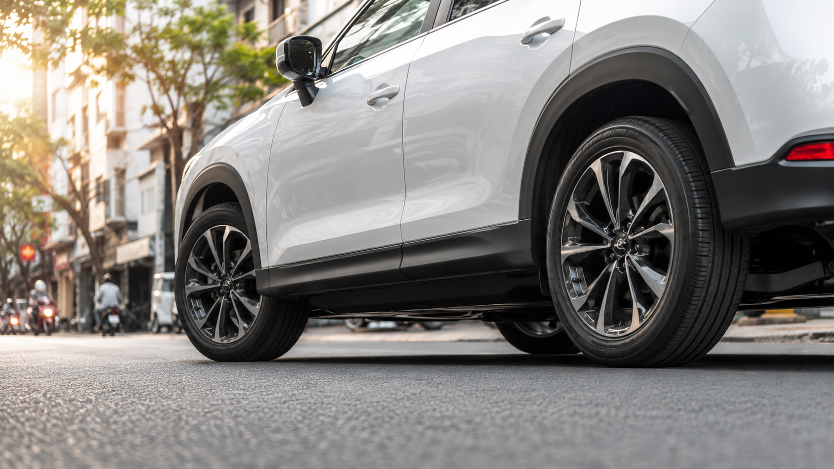 Khoảng sáng gầm xe nhìn từ góc thấp trên chiếc SUV đô thị màu trắng