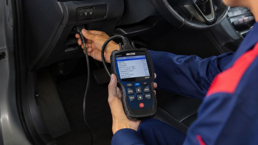 Dùng máy chẩn đoán OBD-II kiểm tra tín hiệu cảm biến oxy trên ô tô