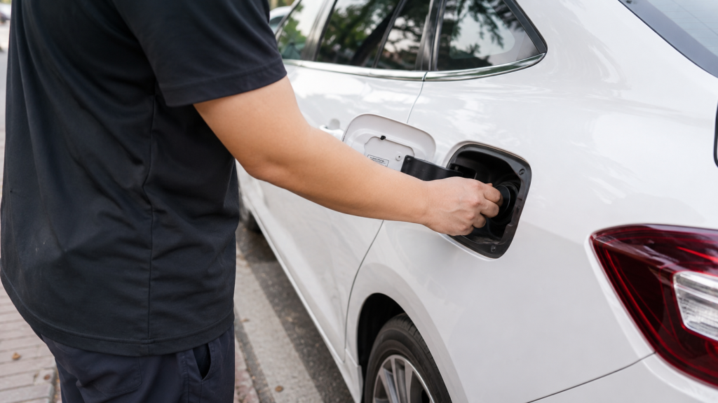 Kiểm tra và vặn chặt nắp bình xăng khi đèn check engine sáng
