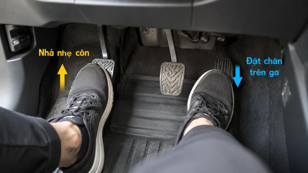 Phối hợp nhả côn và đạp ga khi đề-pa xuất phát xe số sàn