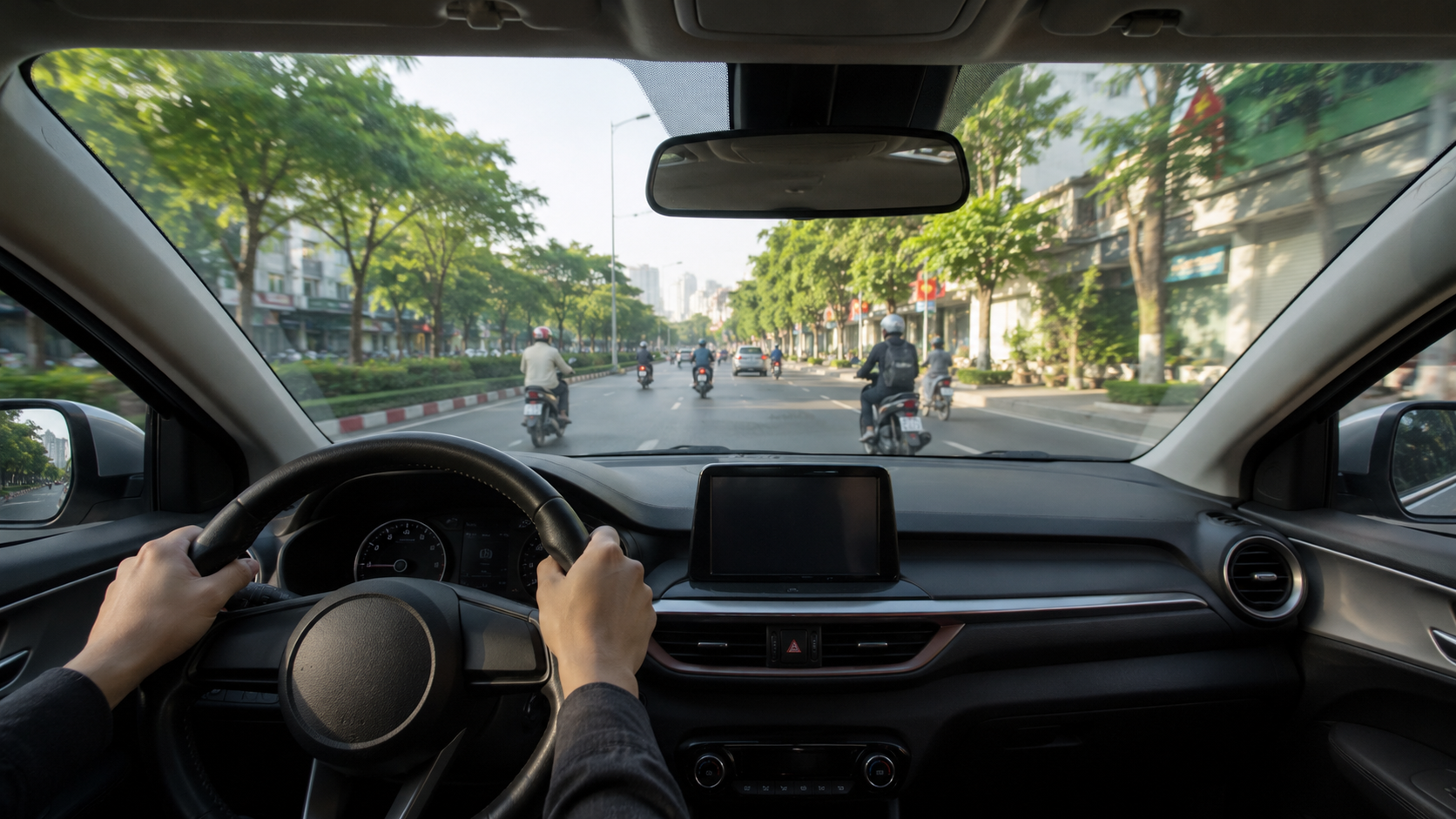Góc nhìn từ ghế lái với hai tay đặt đúng vị trí trên vô lăng ô tô