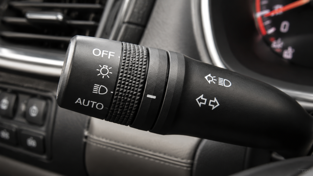 Núm xoay điều khiển đèn ô tô với các nấc OFF, AUTO và ký hiệu đèn