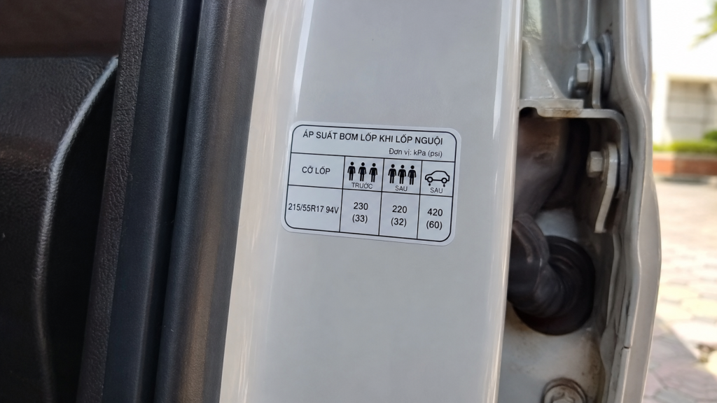 Tem thông số áp suất lốp chuẩn dán ở khung cửa ghế lái ô tô