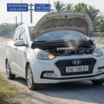 Xe sedan tấp lề mở nắp ca-pô khi bị nóng máy giữa đường