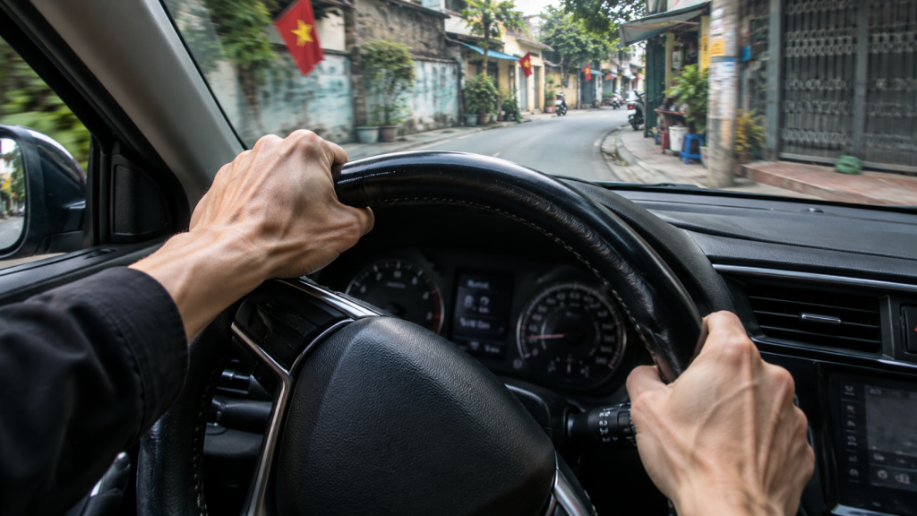 Người lái đánh lái khó khăn vì vô lăng ô tô bị nặng