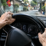 Người lái đánh lái khó khăn vì vô lăng ô tô bị nặng